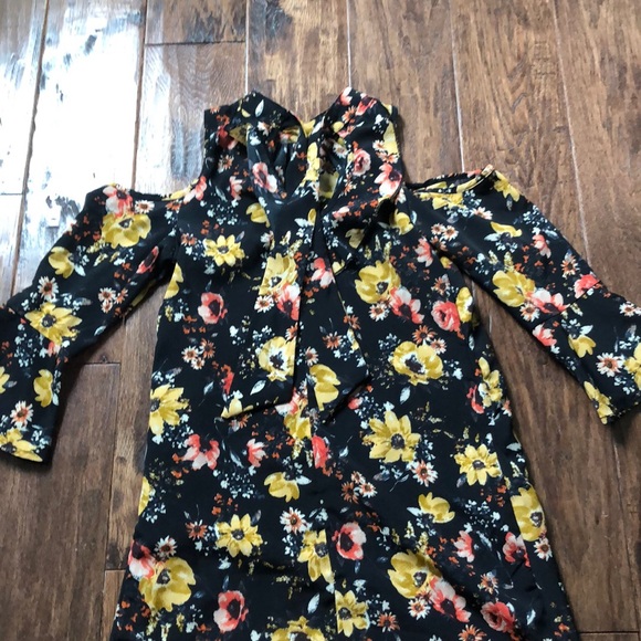 zoe & it’s floral dress - Picture 3 of 3